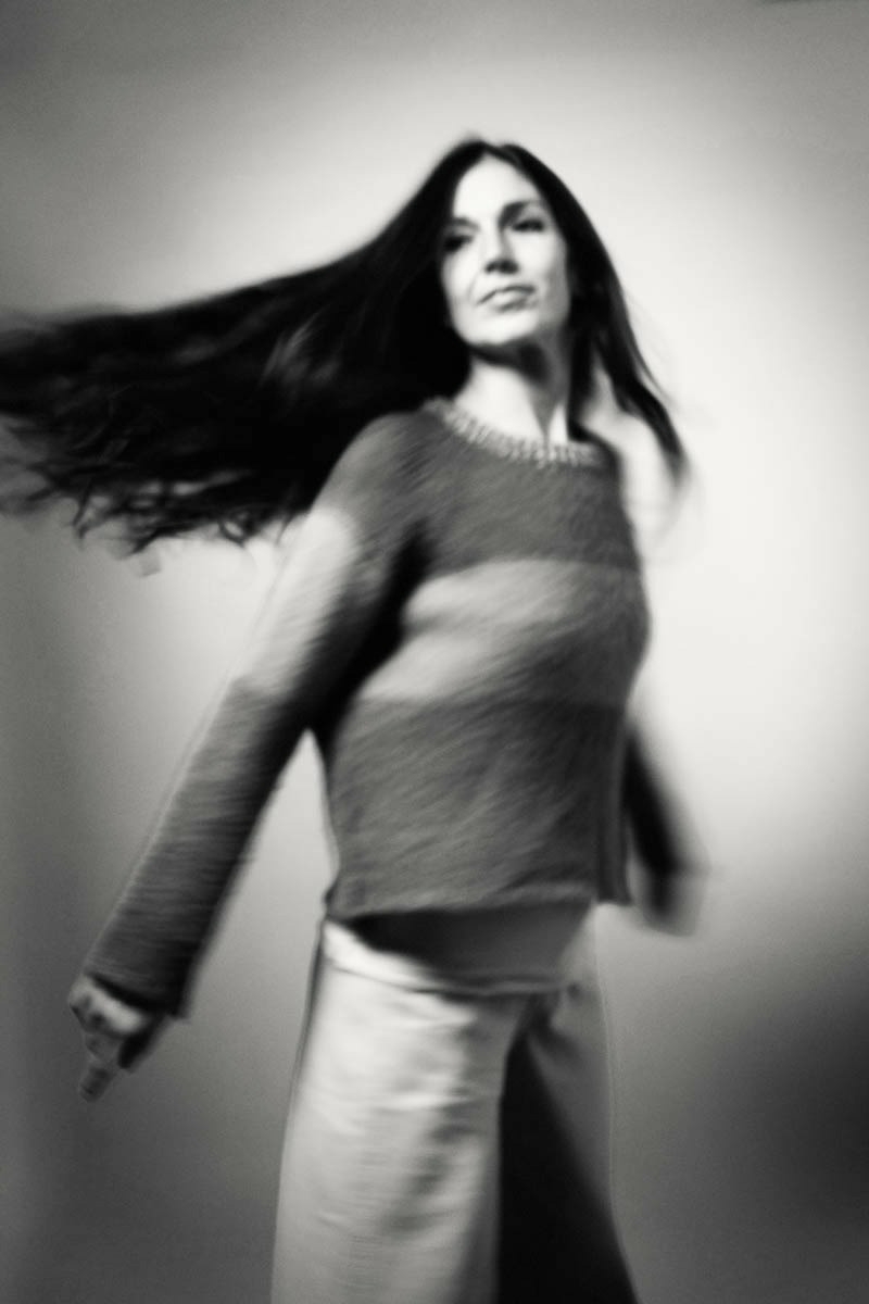 Cinzia Aliotta in meditazione sulla spiaggia